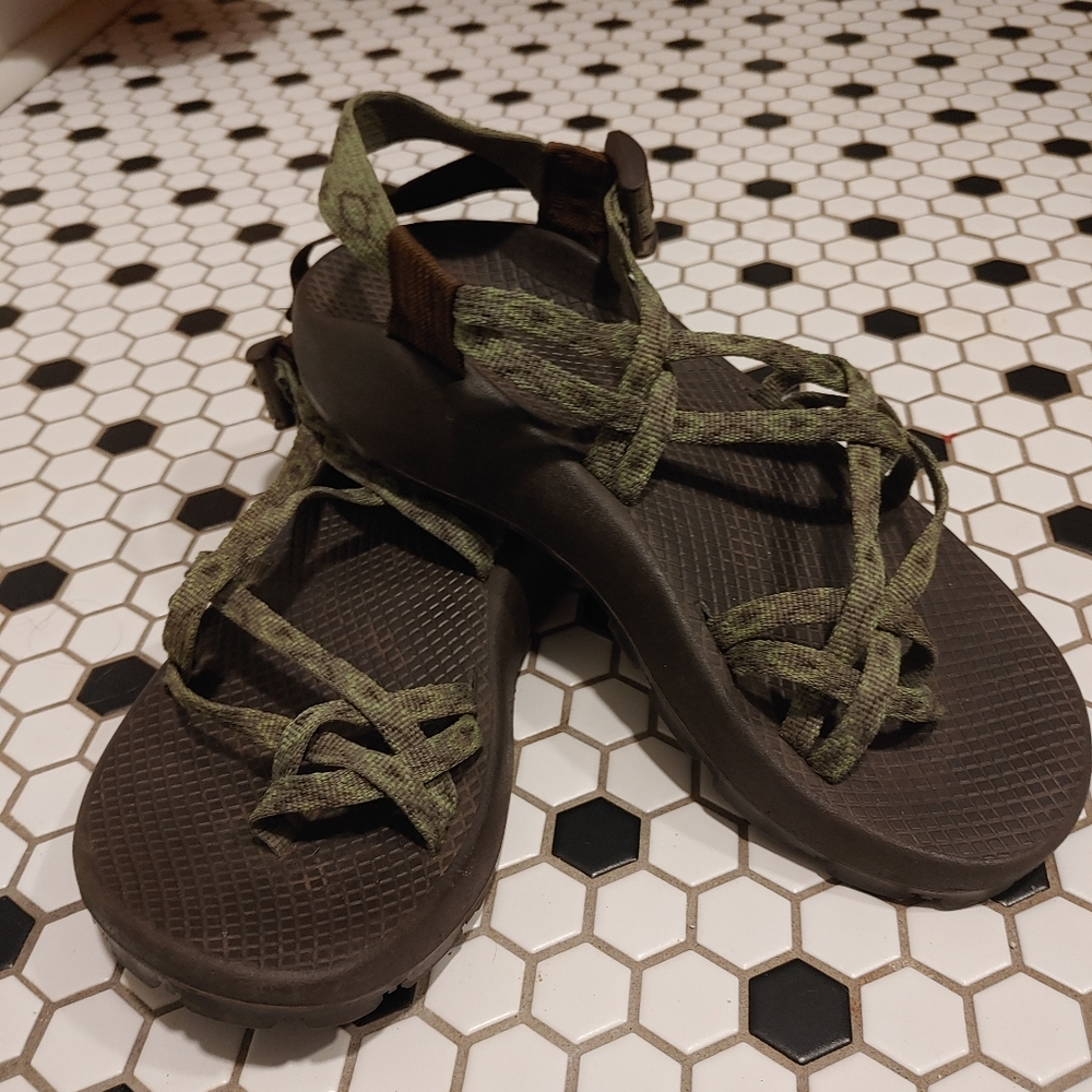Chaco shoes green pattern size 8